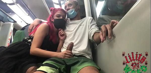  teen does blowjob in gifted in public on the trainadolecente faz boquete em dotado em publico no metro. Completo no VídeoRed